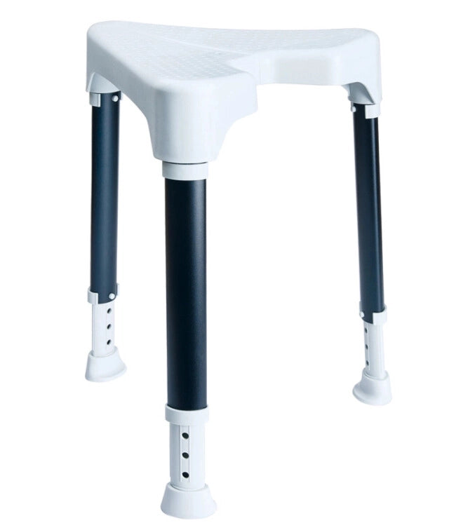 Duschhocker TAYO B-Protect von Dietz in dreieckiger Ausführung mit rutschfesten, höhenverstellbaren Beinen und ergonomischer Sitzfläche – platzsparend und hygienisch.