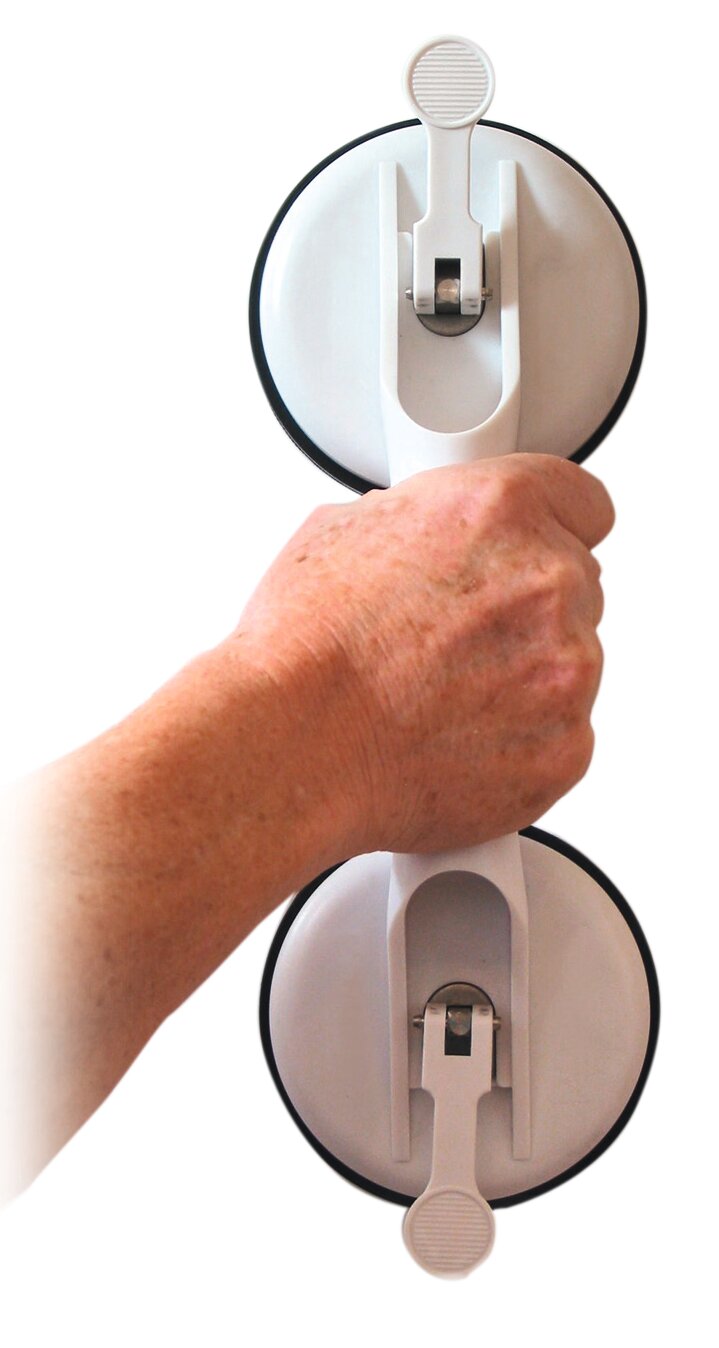 Anwendung des mobilen Haltegriffs Solido von Drive Medical mit Vakuum-Saugtellern – zeigt sicheren Halt beim Festhalten an glatten Oberflächen.