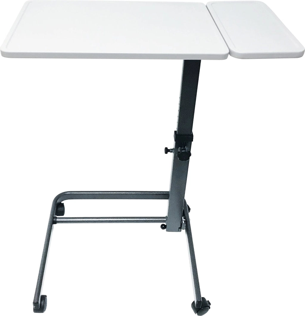 Pflege- und Beistelltisch SuppliTo twinTop in Weiß mit zwei Tischplatten – neigbare Hauptplatte und feste Seitenplatte, höhenverstellbar und mobil auf vier Rollen.