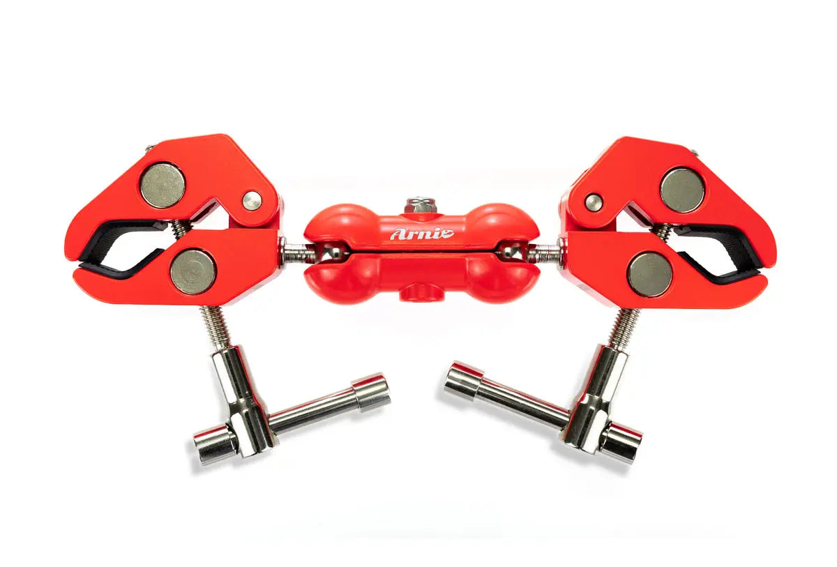 Rote Arnie Anhängerkupplung mit stabilen Klemmen und Schrauben. Perfekt für den Transport von Gepäck an Rollstühlen.