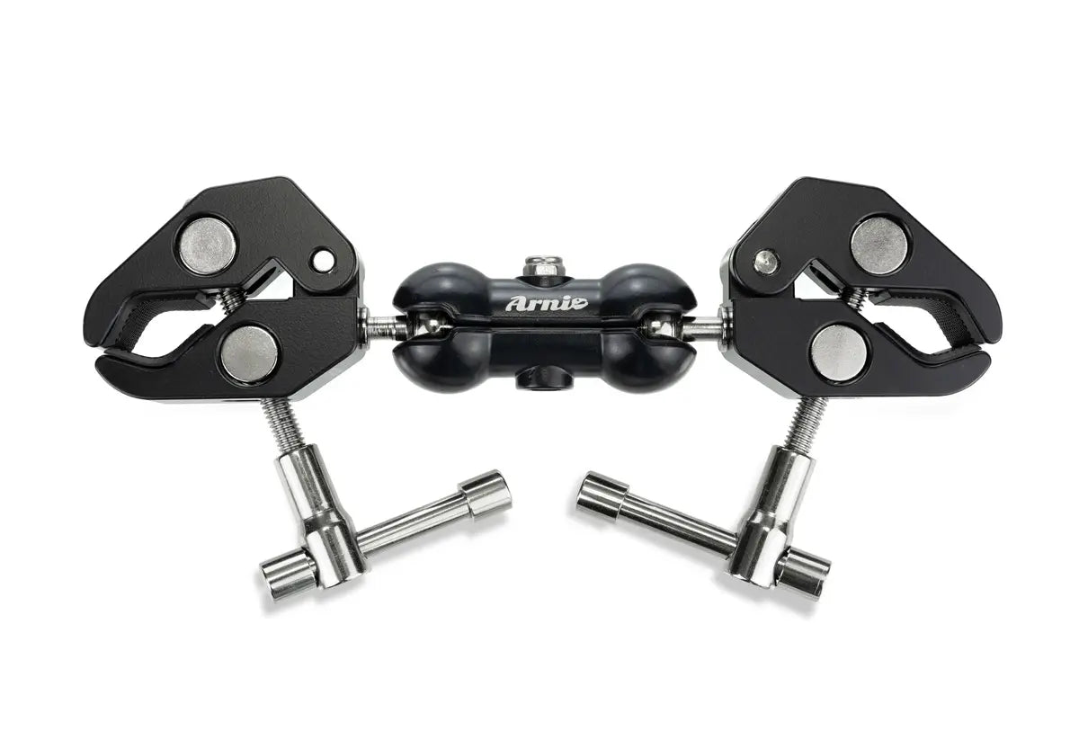 Schwarze Arnie Anhängerkupplung mit robusten Klemmen und Schrauben. Ideal für Rollstuhl- und Elektromobilzubehör.