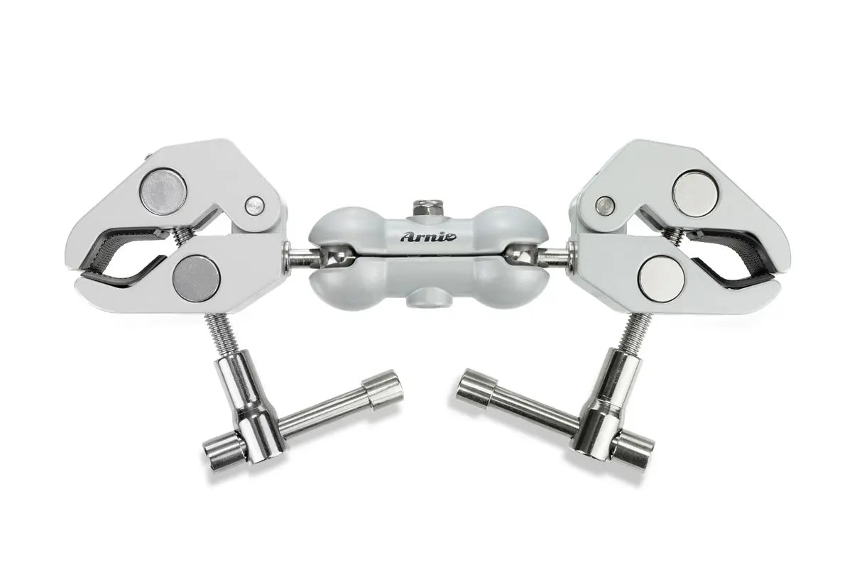 Silberne Arnie Anhängerkupplung mit hochwertigen Klemmen und Schrauben. Zubehör für Mobilitätshilfen und Elektromobile.