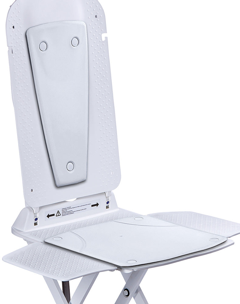 Badewannenlift mit ergonomischer Rückenlehne und rutschsicherer Sitzfläche, ausgestattet mit einem weichen Komfortbezug. Der Bezug auf Sitz- und Rückenfläche sorgt für zusätzlichen Komfort und besseren Halt beim Baden. Die ausklappbaren Seitenflügel erleichtern den Einstieg, während die stabile Hubscheren-Konstruktion für Sicherheit und Standfestigkeit in der Badewanne sorgt. Ideal für Personen mit eingeschränkter Mobilität.