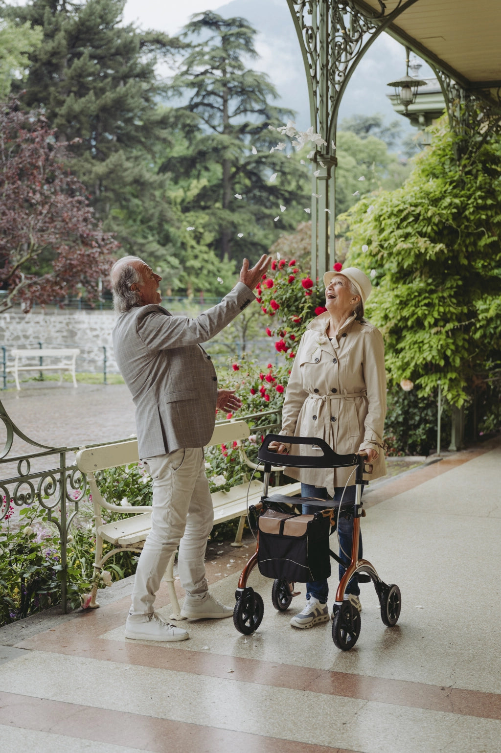 Carbon-Rollator CR 2025 Komplettpaket + gratis Carbon-Gehstock von SALJOL