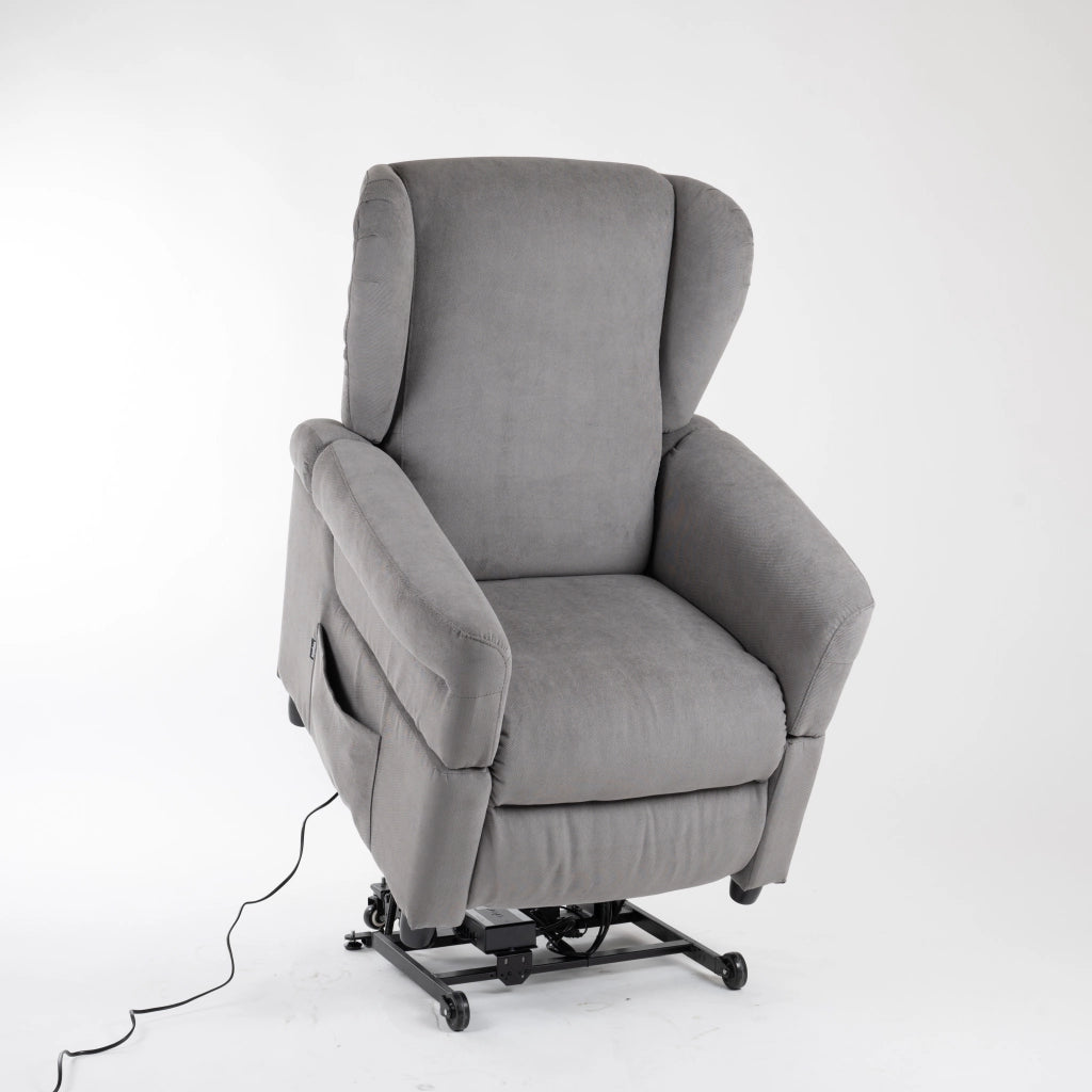 Lift-Relaxsessel Chanel von egoista in Grau mit erhöhter Sitzposition durch motorisierte Lift-Funktion, hoher Rückenlehne, gepolsterten Armlehnen und sichtbarem Kabelanschluss – ideal als Pflegesessel für komfortables Sitzen und sicheres Aufstehen.
