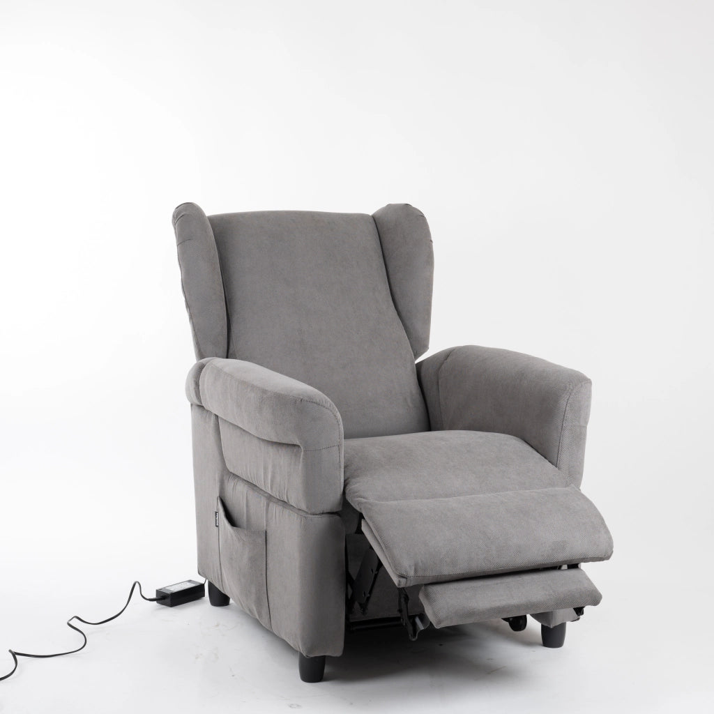 "Lift-Relaxsessel Chanel von egoista in Grau mit ausgefahrener Fußstütze und motorisiertem Relax-Mechanismus, gepolsterter Rückenlehne und seitlicher Tasche – ideal für entspannte Sitz- und Liegepositionen sowie als Pflegesessel für Senioren.