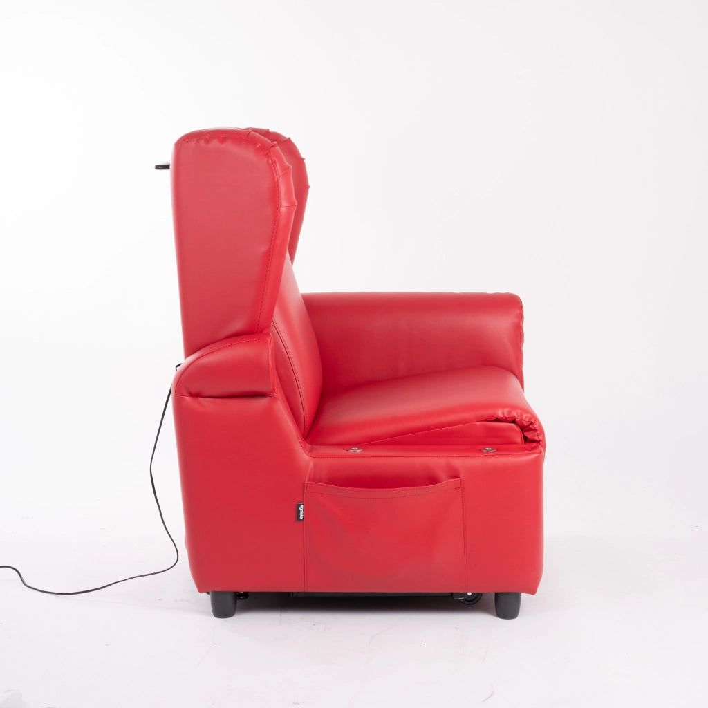 Pflege-Relaxsessel Chanel von egoista in Rot mit Kunstlederbezug, seitlich aufgenommen mit abgesenkter Rückenlehne, sichtbarem Kabelanschluss und praktischer Seitentasche – idealer Pflegesessel für komfortable Entspannung und einfache Handhabung.