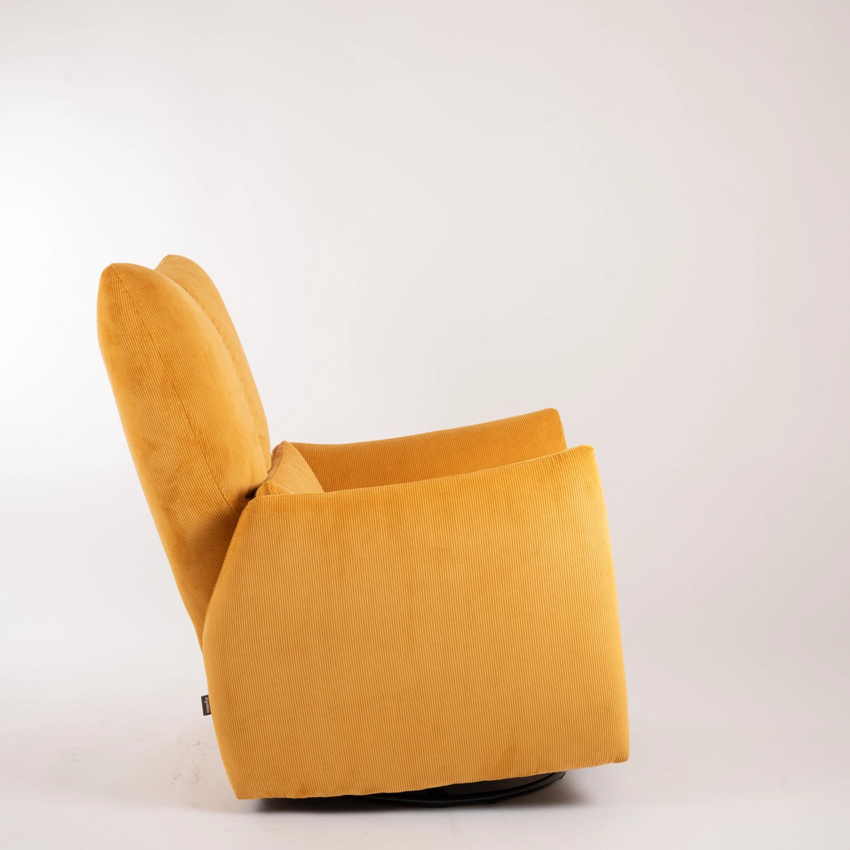 Relaxsessel bubble von egoista in der Farbe gelb in der Wippposition hinten