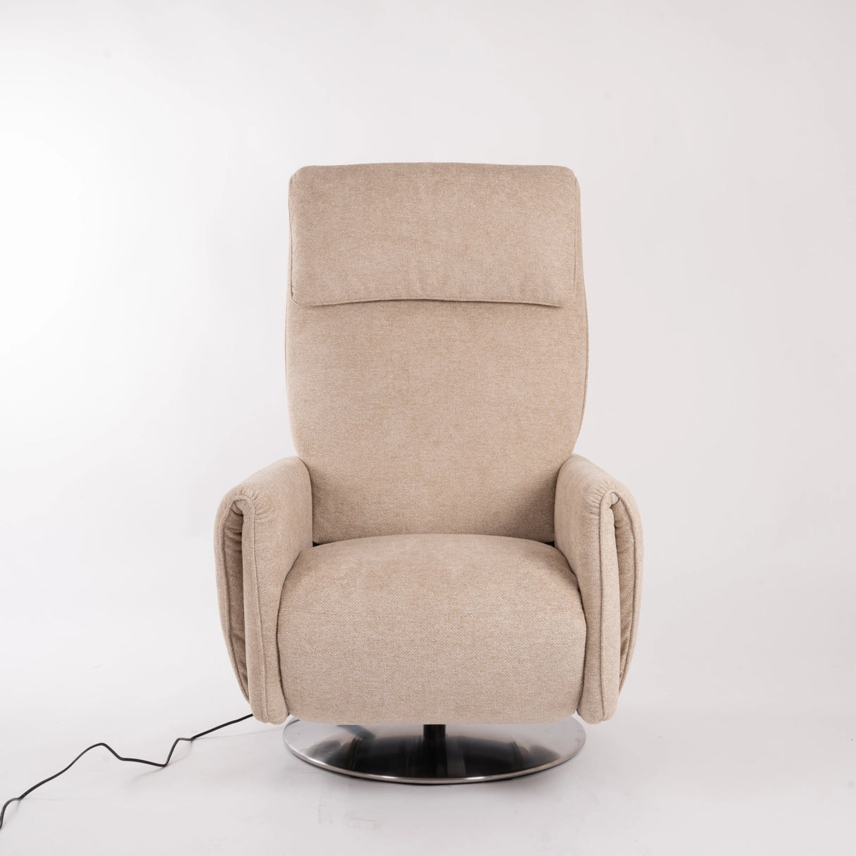 Dreh-Relaxsessel Muna von egoista in beige mit weichem Stoffbezug, ergonomischer Rückenlehne und drehbarem Metallfuß – eleganter und bequemer Sessel für modernes Wohnen.