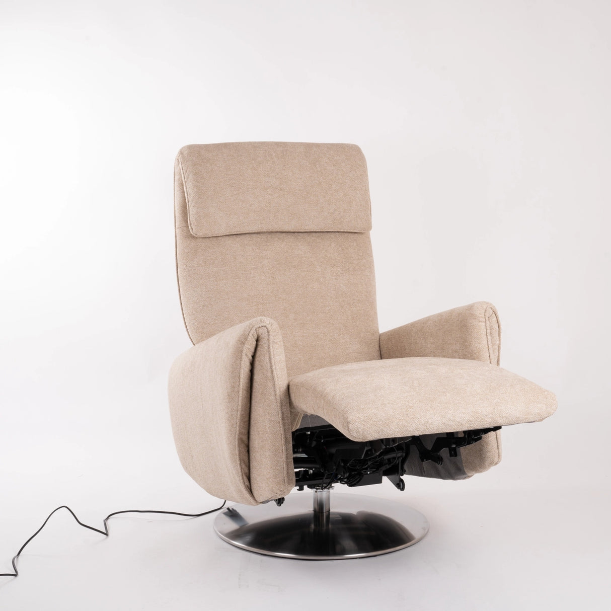 Beiger Dreh-Relaxsessel Muna von egoista mit motorisiertem Mechanismus, sichtbarem Kabelanschluss und drehbarem Metallfuß – ergonomischer und stilvoller Sessel für höchsten Sitzkomfort.