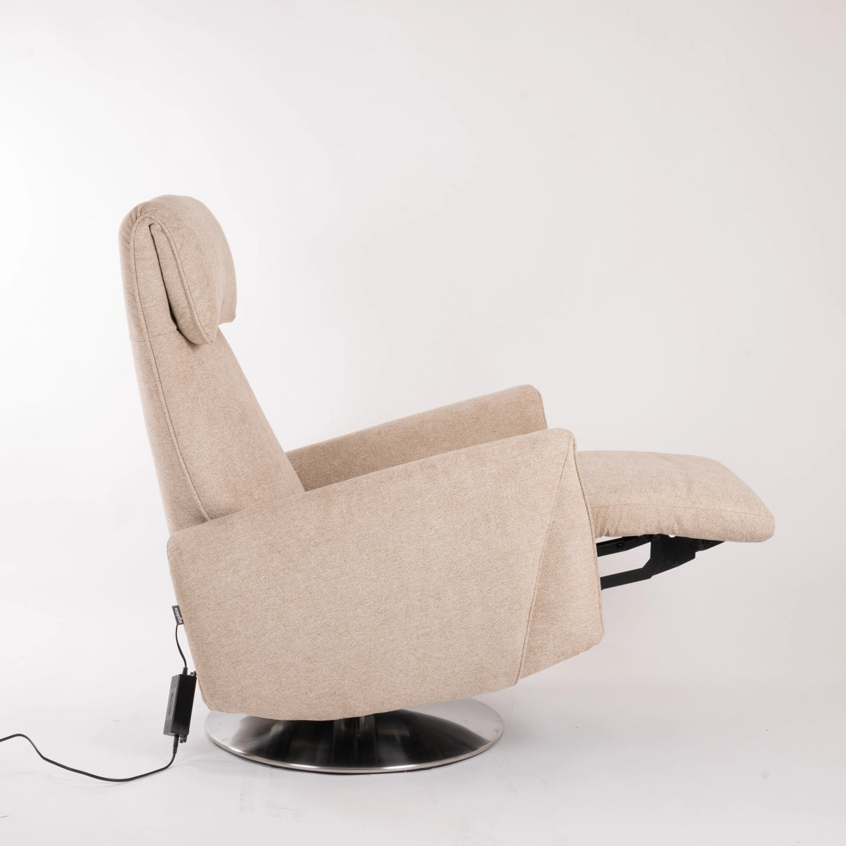 Beiger Dreh-Relaxsessel Muna von egoista in Liegeposition mit ausgefahrener Fußstütze, motorisiertem Mechanismus und drehbarem Metallfuß – ideal für entspannte Momente.