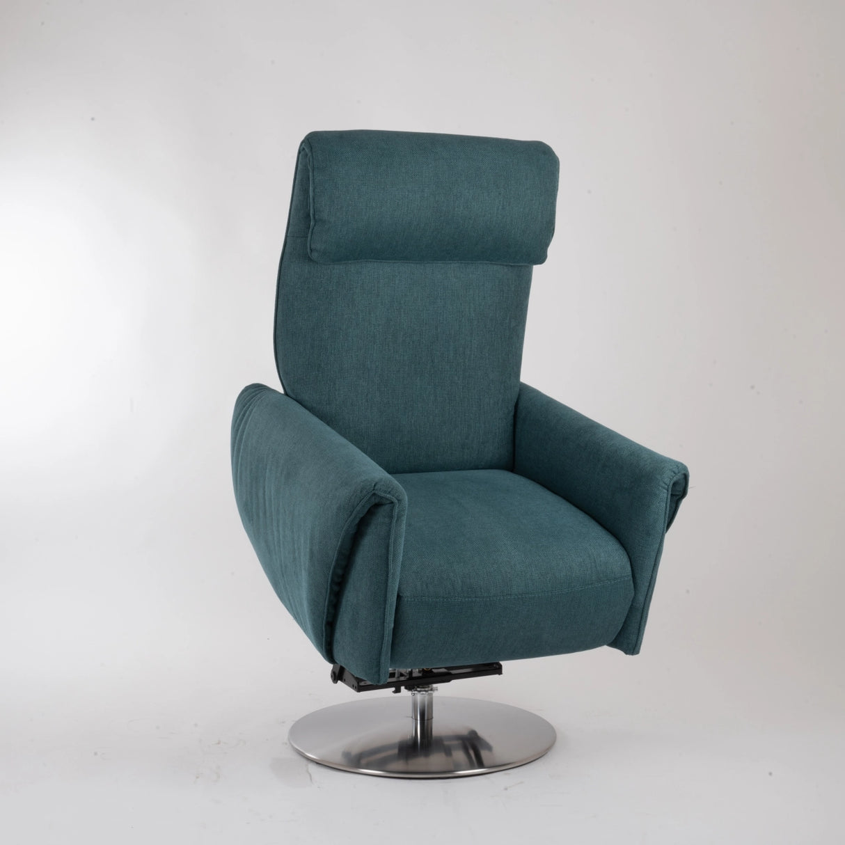 Dreh-Relaxsessel Muna von egoista in petrolfarbenem Stoffbezug, schräg seitlich aufgenommen mit sichtbarem motorisierten Mechanismus und drehbarem Metallfuß – eleganter und komfortabler Sessel für entspanntes Sitzen.