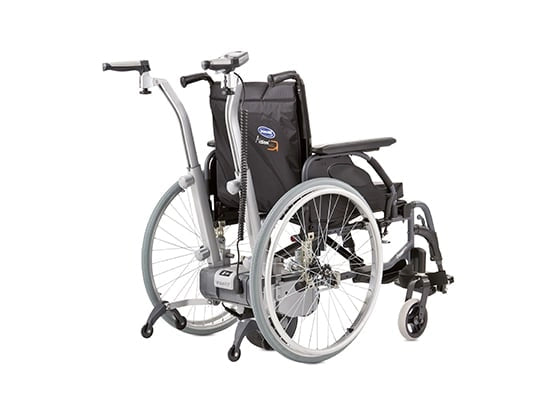 Elektrische Schiebe- und Bremshilfe Alber viamobil V25 montiert an einem manuellen Rollstuhl – Rückansicht mit Steuergriff und Antriebseinheit