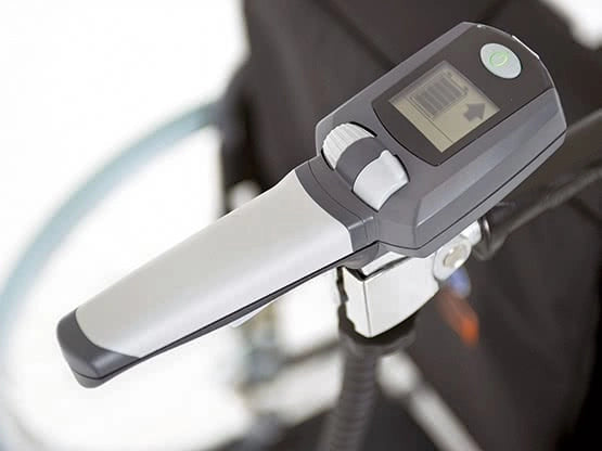 Bedieneinheit der Alber viamobil V25 Schiebehilfe – ergonomischer Handgriff mit Display, Drehregler und Fahrsteuerung für intuitive Bedienung