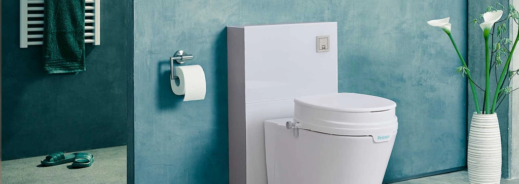 Toilettensitzerhöhung Relaxon B-Protect von Dietz auf einer modernen Toilette montiert, mit geschlossenem Deckel – stilvolle Badezimmerumgebung mit dekorativen Elementen.