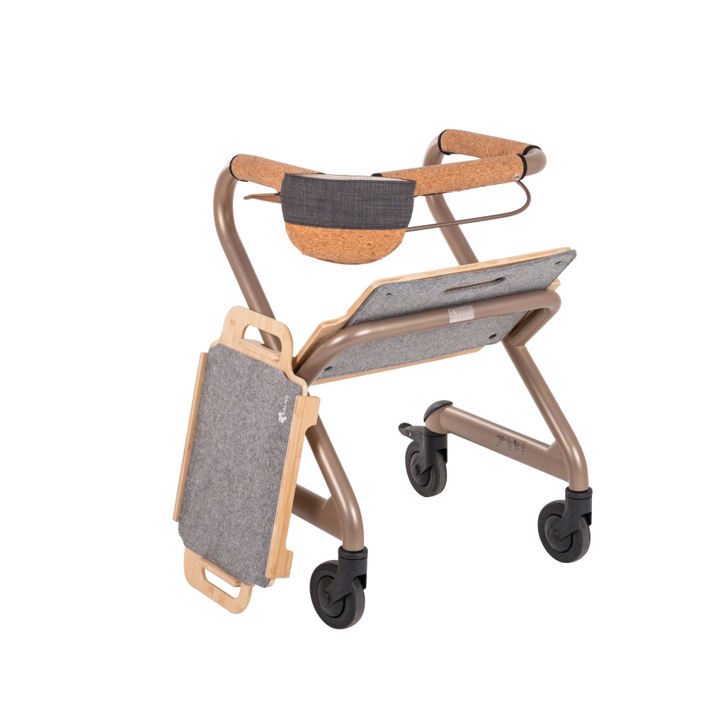 SALJOL Wohnraumrollator WR 2025 in Champagne Gold mit seitlich eingehängtem Tablett, Sitzfläche mit Filzauflage, Kork-Handgriffen und abnehmbarer Tasche – Rückansicht freigestellt