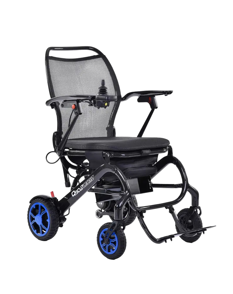 Elektrorollstuhl Q50R Carbon von Sunrise Medical mit ultraleichtem Design, schwarzem Rahmen und blauen RĂ€dern. Perfekt fĂŒr MobilitĂ€t.