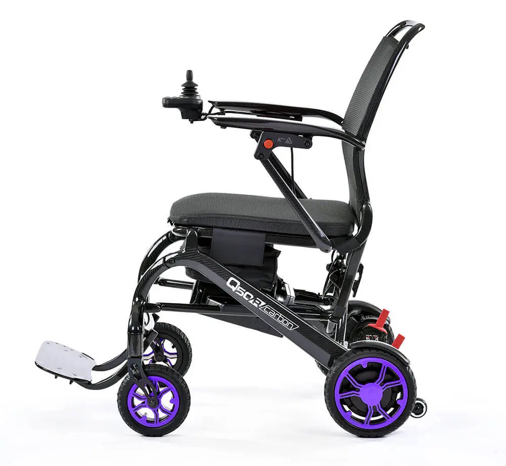Elektrorollstuhl Q50R Carbon von Sunrise Medical mit violetten RÀdern, modernes Design und hohe FunktionalitÀt.
