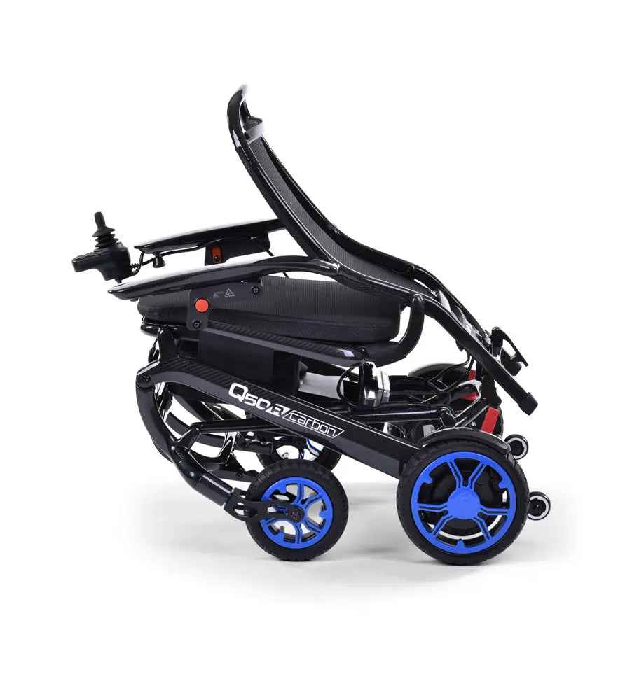 Elektrorollstuhl Q50R Carbon von Sunrise Medical in halb zusammengeklapptem Zustand, leicht und platzsparend.