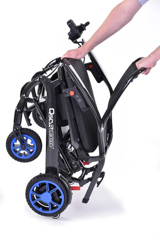 Kompakt gefalteter Elektrorollstuhl Q50R Carbon von Sunrise Medical, ideal fĂŒr Reisen und einfache Lagerung.