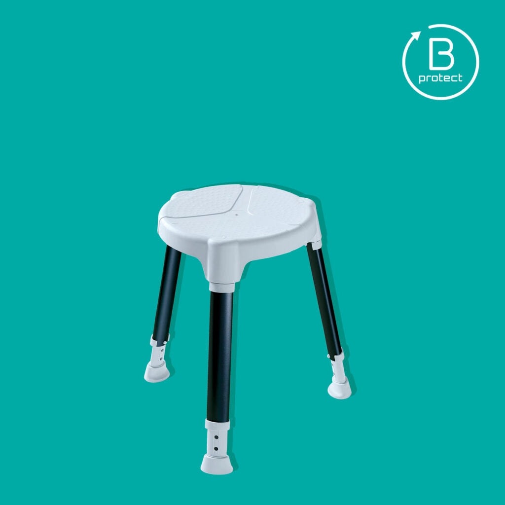 Runder Duschhocker TAYO B-Protect von Dietz mit weißer Sitzfläche, höhenverstellbaren Beinen und B-Protect-Logo – antibakterielles Design auf türkisfarbenem Hintergrund.