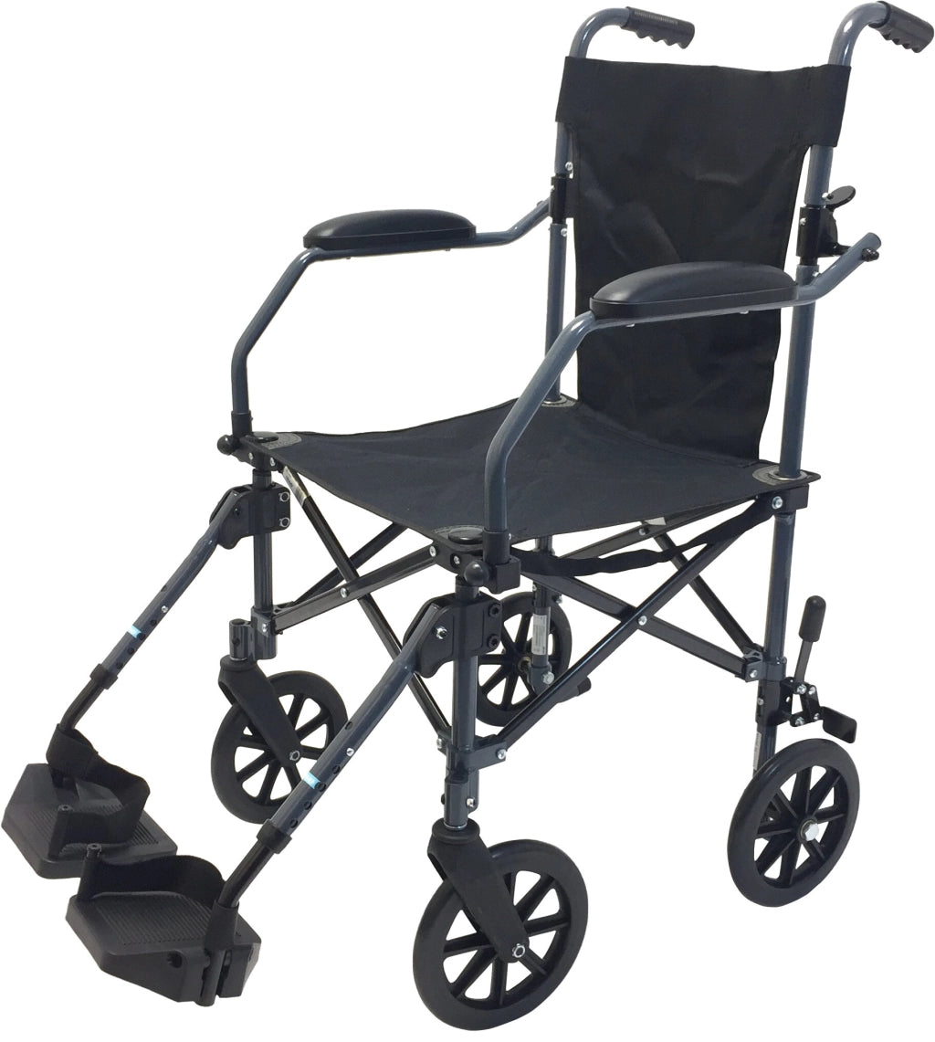 Faltbarer Transportstuhl Travelite von Drive Medical mit schwarzer Sitzfläche, Armlehnen und Fußstützen, ideal für Reisen und unterwegs.