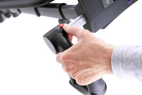 Nahaufnahme einer Hand beim Einstellen der ErgoBalance-Griffe des Alber scalamobil S45 – ergonomische Handhabung und einfache Höhenverstellung