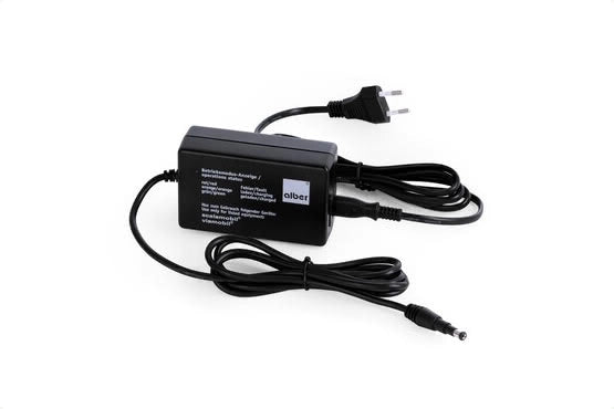 Netzteil-Ladegerät für das Alber scalamobil S45 – kompaktes Automatikladegerät mit Eurostecker und Ladekabel, freigestellt zur Produktansicht