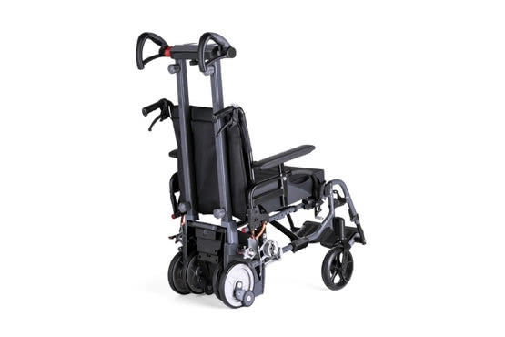 Alber scalamobil S45 montiert an einem Rollstuhl – Rückansicht mit Steigeinheit und ErgoBalance-Griffen, freigestellt auf weißem Hintergrund