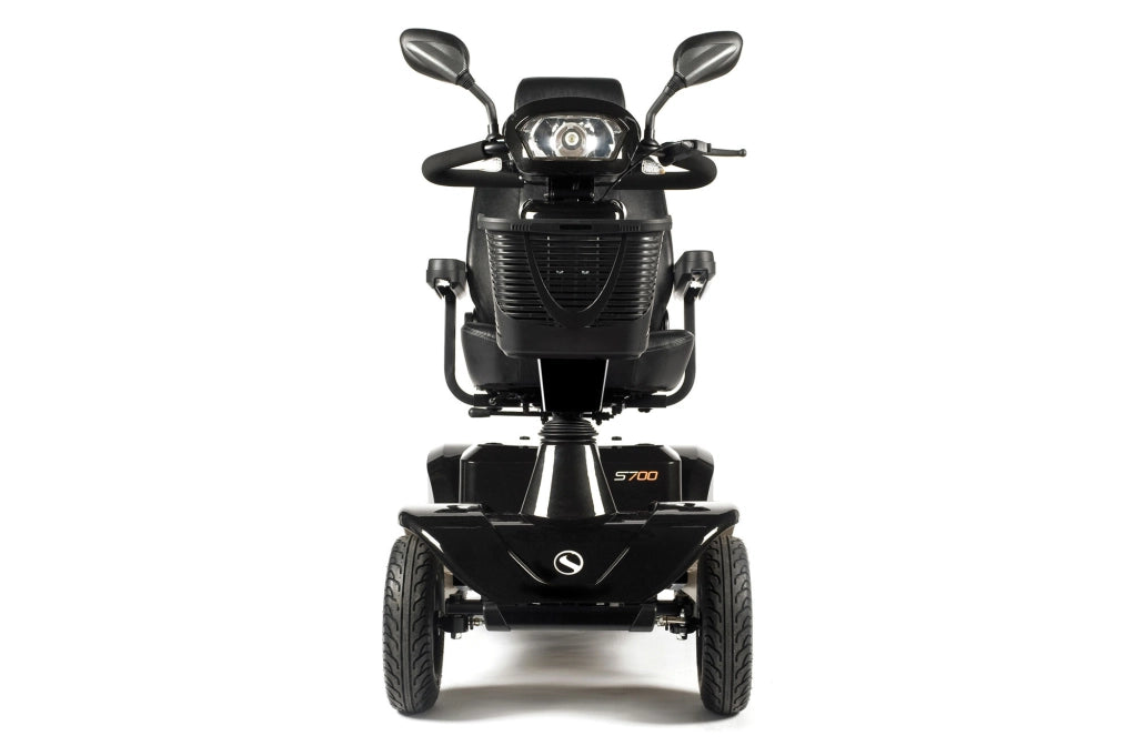 Sterling S700 Elektromobil in schwarzer Ausführung, frontale Ansicht mit LED-Frontlicht, Rückspiegeln und großem Einkaufskorb – 4-Rad-Scooter für den Straßenverkehr.