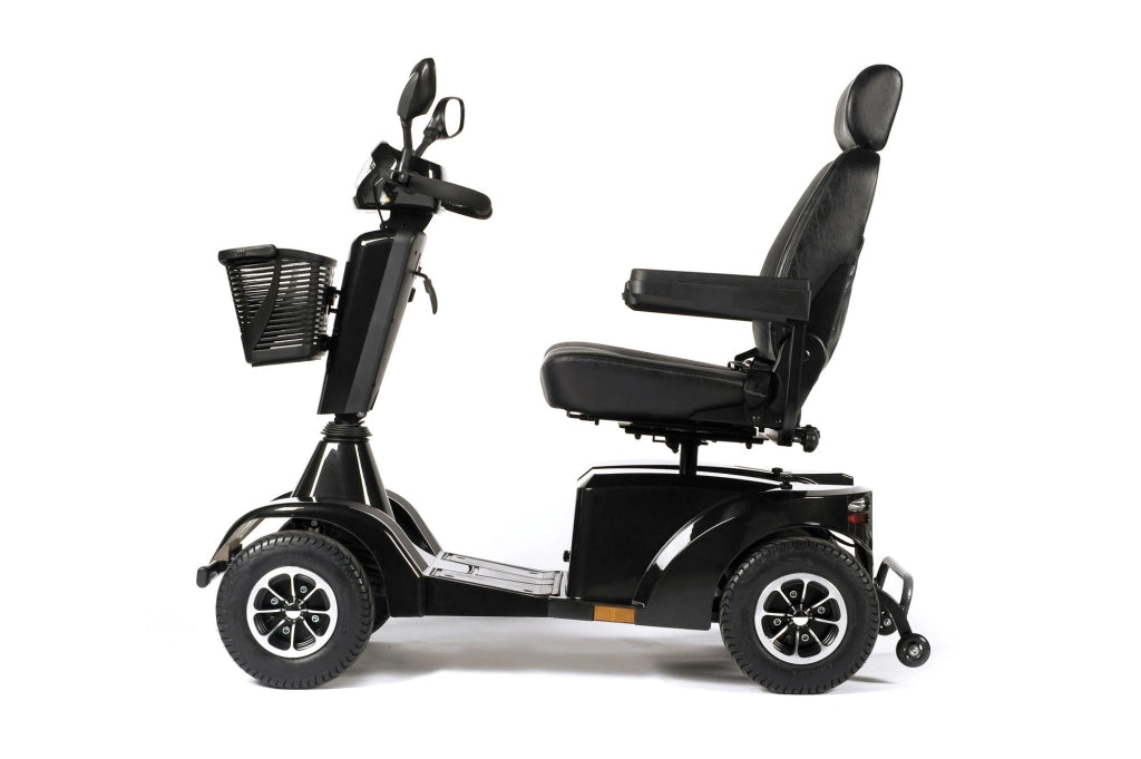 Sterling S700 Elektromobil in Seitenansicht, zeigt ergonomischen Komfortsitz mit verstellbarer Rückenlehne, Armlehnen und Kopfstütze – straßenzugelassener 4-Rad-Scooter mit Einkaufskorb.