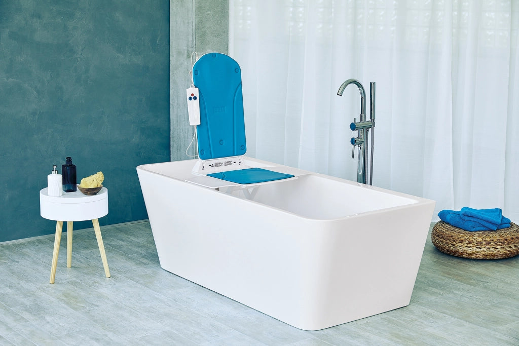 Badewannenlift mit blauer Rückenlehne und Fernbedienung in einer modernen, freistehenden Badewanne.
