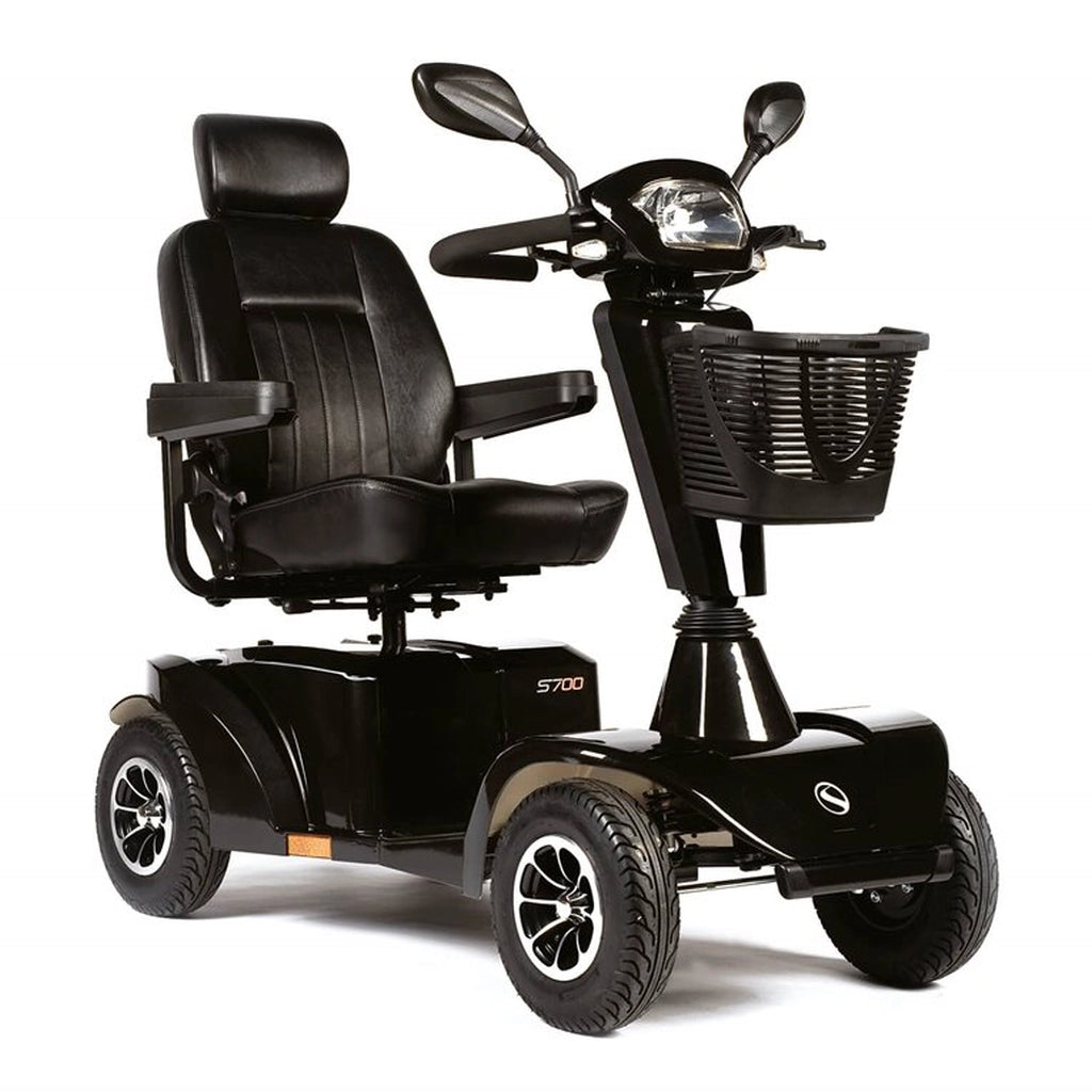 Sterling S700 Elektromobil in Schwarz, leistungsstarker 4-Rad-Scooter mit Komfortsitz, Rückspiegeln, LED-Frontlicht und Einkaufskorb – ideal für längere Strecken und den Straßenverkehr.