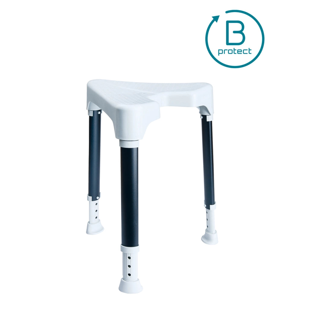Duschhocker TAYO B-Protect von Dietz in dreieckiger Ausführung mit höhenverstellbaren Beinen und rutschfesten Füßen – mit B-Protect-Logo für antimikrobielle Oberfläche.