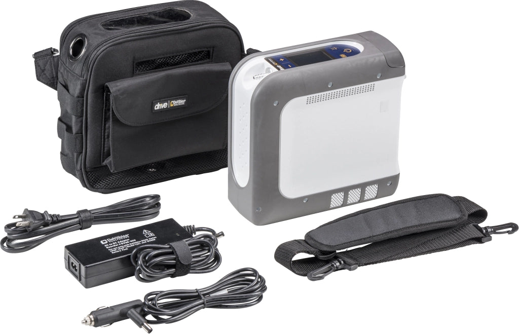 Komplettset des tragbaren Sauerstoffkonzentrators iGo2 von Drive Medical, inklusive Gerät, schwarzer Transporttasche, Netzteil, Autoladekabel und gepolstertem Schultergurt – ideal für flexible Sauerstoffversorgung unterwegs.