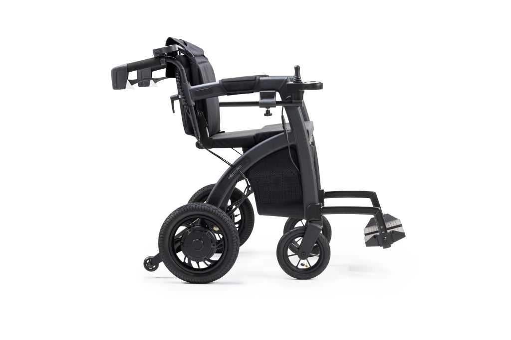 Seitenansicht des Rollz Motion Electric in der Elektrorollstuhl-Konfiguration. Das faltbare 3-in-1-Mobilitätshilfsmittel kombiniert Rollator, Transportrollstuhl und Elektrorollstuhl in einem ergonomischen Design mit stabilen Rädern und klappbarer Fußstütze.