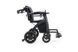 Seitenansicht des Rollz Motion Electric in der Elektrorollstuhl-Konfiguration. Das faltbare 3-in-1-Mobilitätshilfsmittel kombiniert Rollator, Transportrollstuhl und Elektrorollstuhl in einem ergonomischen Design mit stabilen Rädern und klappbarer Fußstütze.