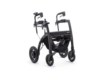 Rollz Motion Electric in der Rollator-Konfiguration, in stilvollem Schwarz. Der faltbare 3-in-1-Mobilitätshelfer kombiniert die Funktionen eines Rollators, Transportrollstuhls und Elektrorollstuhls. Ergonomisches Design mit stabilen Rädern und höhenverstellbaren Griffen.