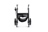 Frontalansicht des Rollz Motion Electric in der Rollator-Konfiguration. Der faltbare 3-in-1-Rollator und Elektrorollstuhl verfügt über ergonomische Griffe, eine stabile Sitzfläche und eine praktische Netztasche für zusätzlichen Stauraum.