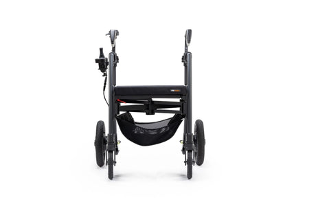 Frontalansicht des Rollz Motion Electric in der Rollator-Konfiguration. Der faltbare 3-in-1-Rollator und Elektrorollstuhl verfügt über ergonomische Griffe, eine stabile Sitzfläche und eine praktische Netztasche für zusätzlichen Stauraum.