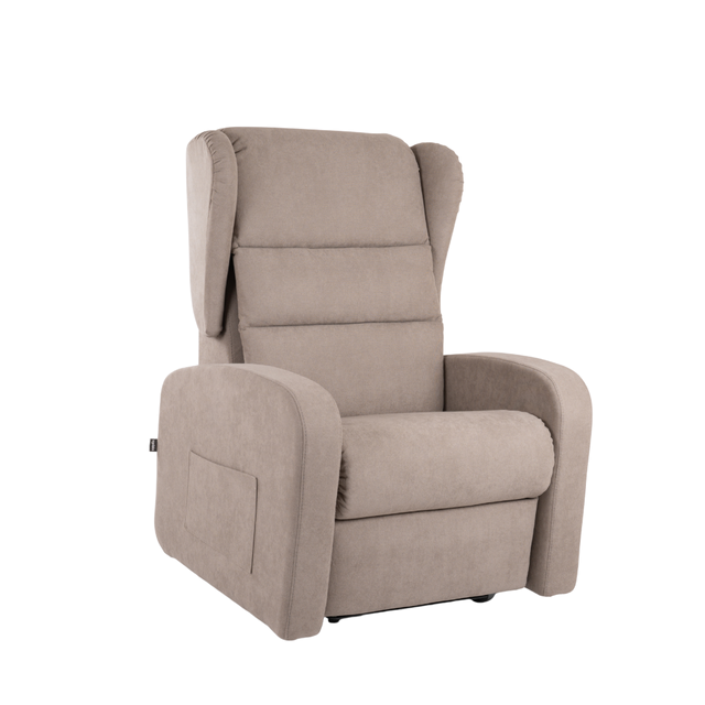 Pflege-Relaxsessel Empire von egoista in braunem Stoffbezug mit hoher Rückenlehne, gepolsterten Armlehnen und Seitentasche – ein ergonomischer und komfortabler Pflegesessel für optimale Unterstützung und Entspannung.