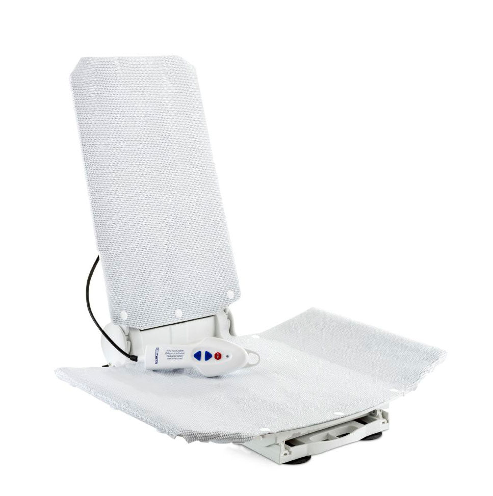 Badewannenlift mit ergonomischer Rückenlehne und rutschsicherer Sitzfläche, vollständig mit einem waschbaren Komfortbezug ausgestattet. Der Lift ist in der abgesenkten Position zu sehen, um den sanften Einstieg in die Badewanne zu erleichtern. Die ausklappbaren Seitenflügel bieten zusätzliche Unterstützung. Das beiliegende Handbedienteil mit großen, gut erkennbaren Tasten ermöglicht eine einfache und sichere Steuerung. 