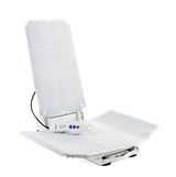 Badewannenlift mit ergonomischer Rückenlehne und rutschsicherer Sitzfläche, vollständig mit einem waschbaren Komfortbezug ausgestattet. Der Lift ist in der abgesenkten Position zu sehen, um den sanften Einstieg in die Badewanne zu erleichtern. Die ausklappbaren Seitenflügel bieten zusätzliche Unterstützung. Das beiliegende Handbedienteil mit großen, gut erkennbaren Tasten ermöglicht eine einfache und sichere Steuerung. 