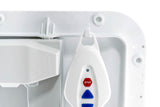 Nahaufnahme der Handsteuerung eines Badewannenlifts, sicher in der vorgesehenen Halterung an der Rückenlehne eingehängt. Die ergonomische Steuerung verfügt über gut erkennbare blaue Bedientasten zum Heben und Senken sowie eine rote „STOP“-Taste für mehr Sicherheit. Die Aufbewahrungsöse ermöglicht eine praktische und griffbereite Platzierung. Ideal für eine einfache und sichere Bedienung des Badewannenlifters.