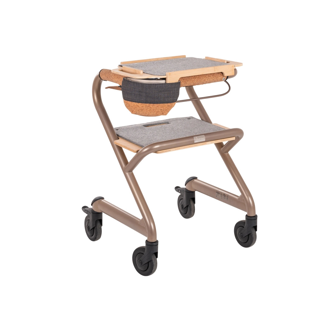 Wohnraumrollator WR 2025 von SALJOL in Champagne Gold mit Sitzbrett, Tablett, Kork-Handlaufpolstern und Tasche – Ansicht schräg von vorn, freigestellt