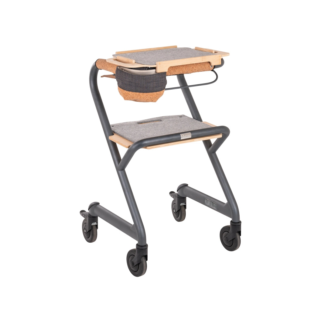 Wohnraumrollator WR 2025 von SALJOL in Velvet Grey mit Filz-Sitzbrett, Bambus-Tablett, Kork-Handlaufpolstern und Stofftasche – freigestellte Ansicht schräg von vorn