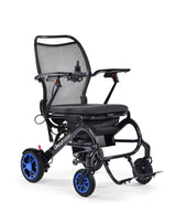 Elektrorollstuhl Q50R Carbon von Sunrise Medical mit ultraleichtem Design, schwarzem Rahmen und blauen Rädern. Perfekt für Mobilität.
