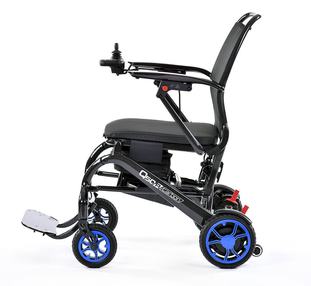 Elektrorollstuhl Q50R Carbon von Sunrise Medical mit blauen Rädern, ultraleicht und perfekt für Flugreisen.