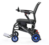 Elektrorollstuhl Q50R Carbon von Sunrise Medical mit blauen Rädern, ultraleicht und perfekt für Flugreisen.