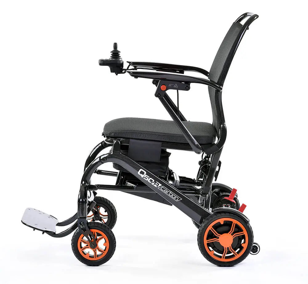 Elektrorollstuhl Q50R Carbon von Sunrise Medical mit orangen Rädern, leicht und ideal für den täglichen Gebrauch.